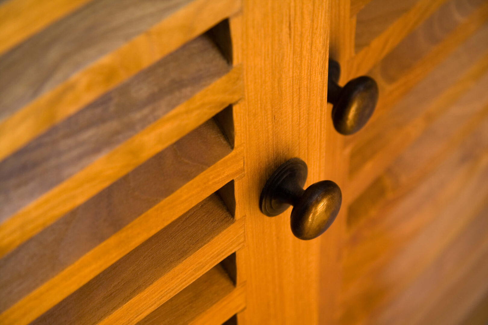 Dollarphotoclub_3521138-1 Closeup of Cabinet Pull